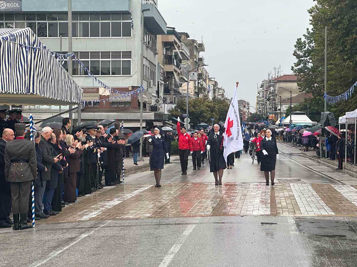 Τρίκαλα: Οι μικροί ήρωες της παρέλασης μέσα στη βροχή