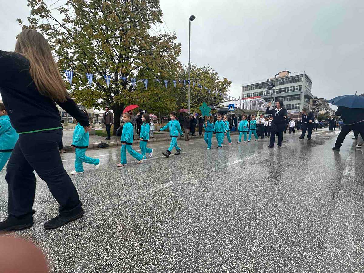 Τρίκαλα: Οι μικροί ήρωες της παρέλασης μέσα στη βροχή