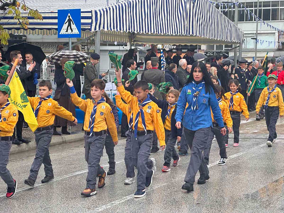 Τρίκαλα: Οι μικροί ήρωες της παρέλασης μέσα στη βροχή