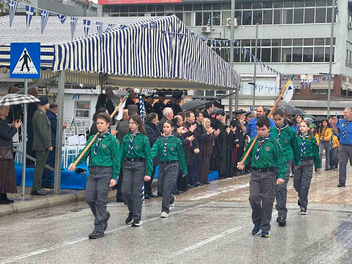 Τρίκαλα: Οι μικροί ήρωες της παρέλασης μέσα στη βροχή