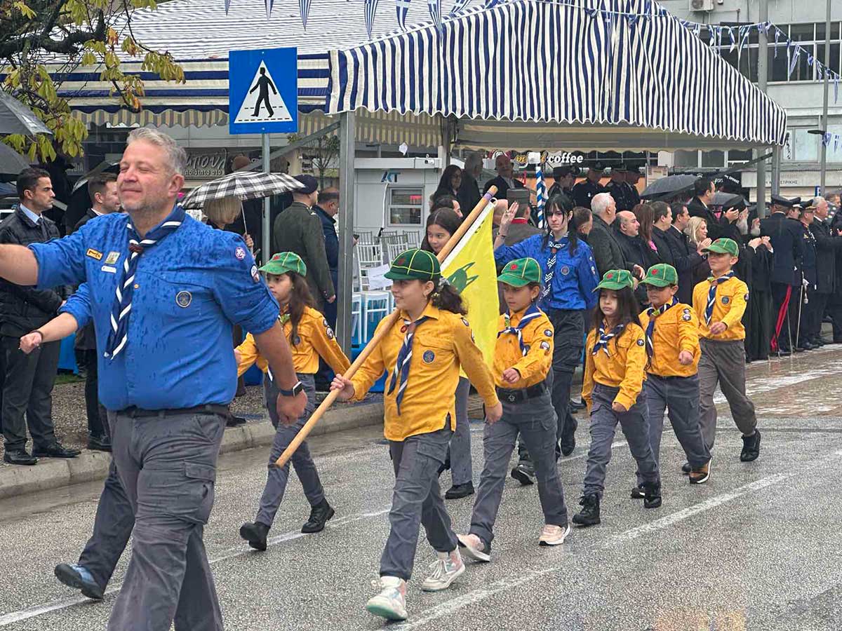 Τρίκαλα: Οι μικροί ήρωες της παρέλασης μέσα στη βροχή