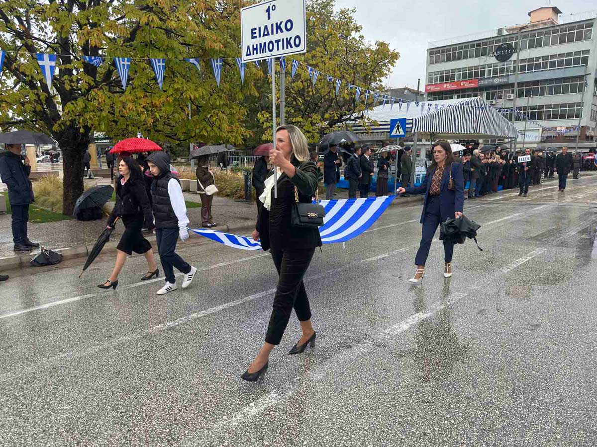 Τρίκαλα: Οι μικροί ήρωες της παρέλασης μέσα στη βροχή