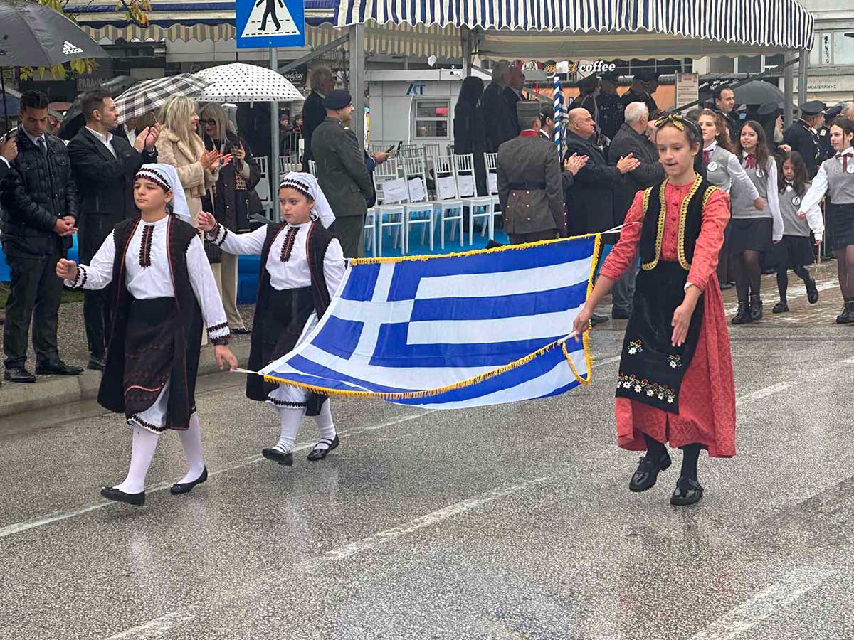 Τρίκαλα: Οι μικροί ήρωες της παρέλασης μέσα στη βροχή