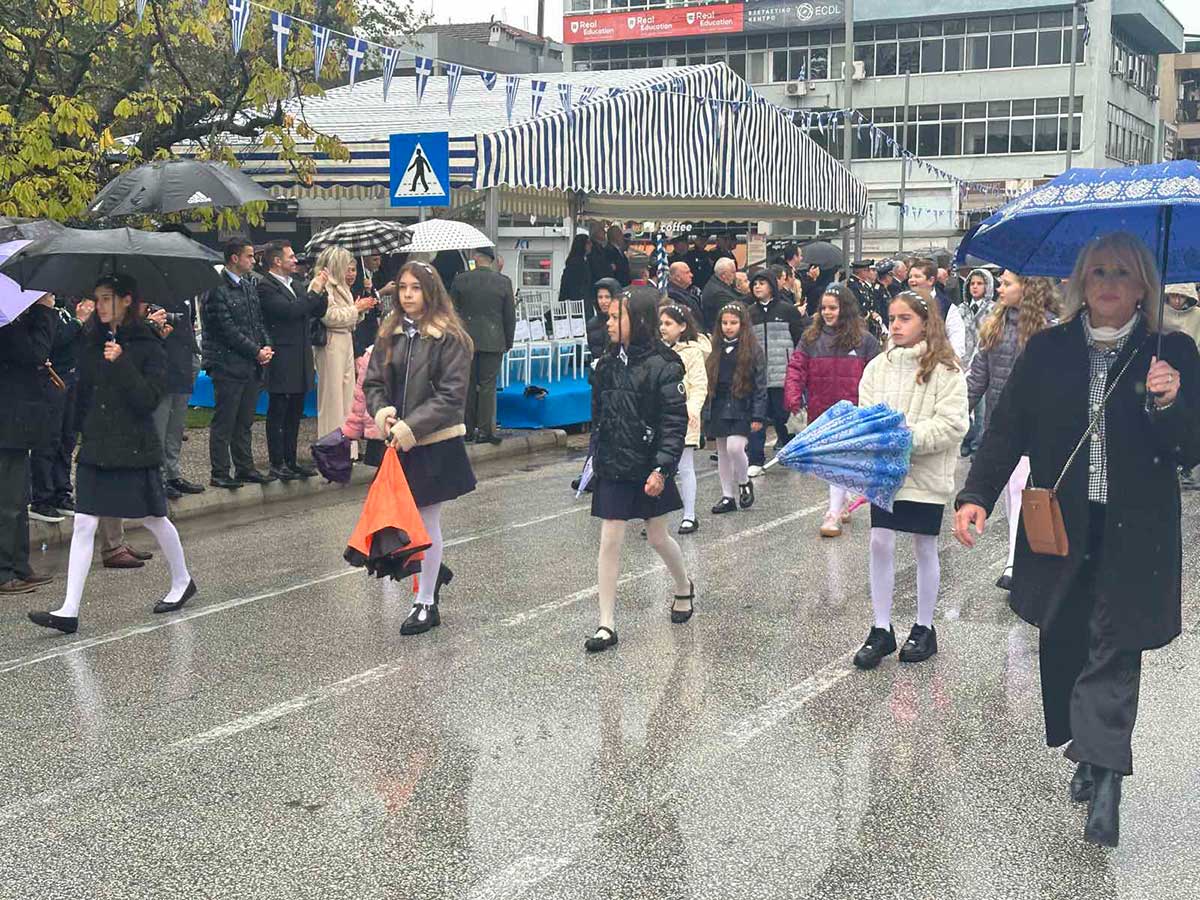 Τρίκαλα: Οι μικροί ήρωες της παρέλασης μέσα στη βροχή