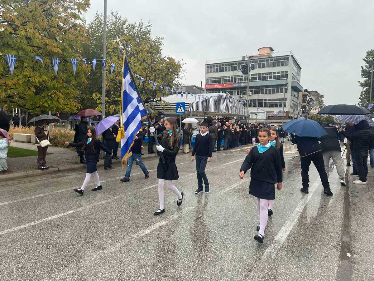 Τρίκαλα: Οι μικροί ήρωες της παρέλασης μέσα στη βροχή