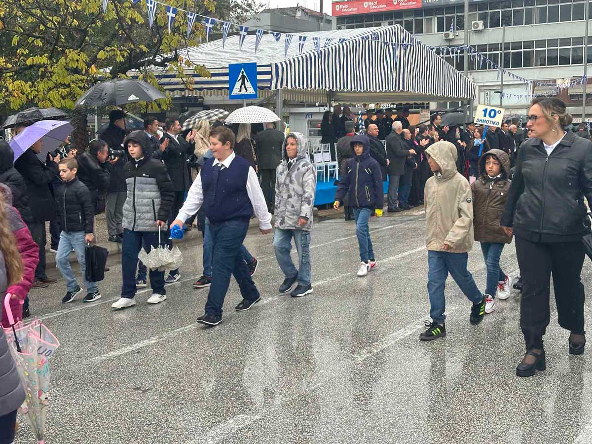 Τρίκαλα: Οι μικροί ήρωες της παρέλασης μέσα στη βροχή