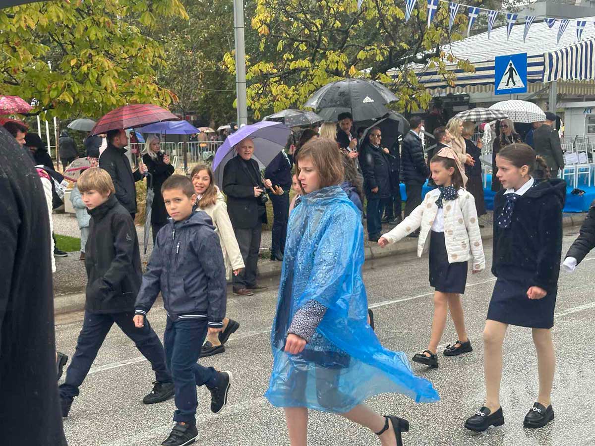Τρίκαλα: Οι μικροί ήρωες της παρέλασης μέσα στη βροχή