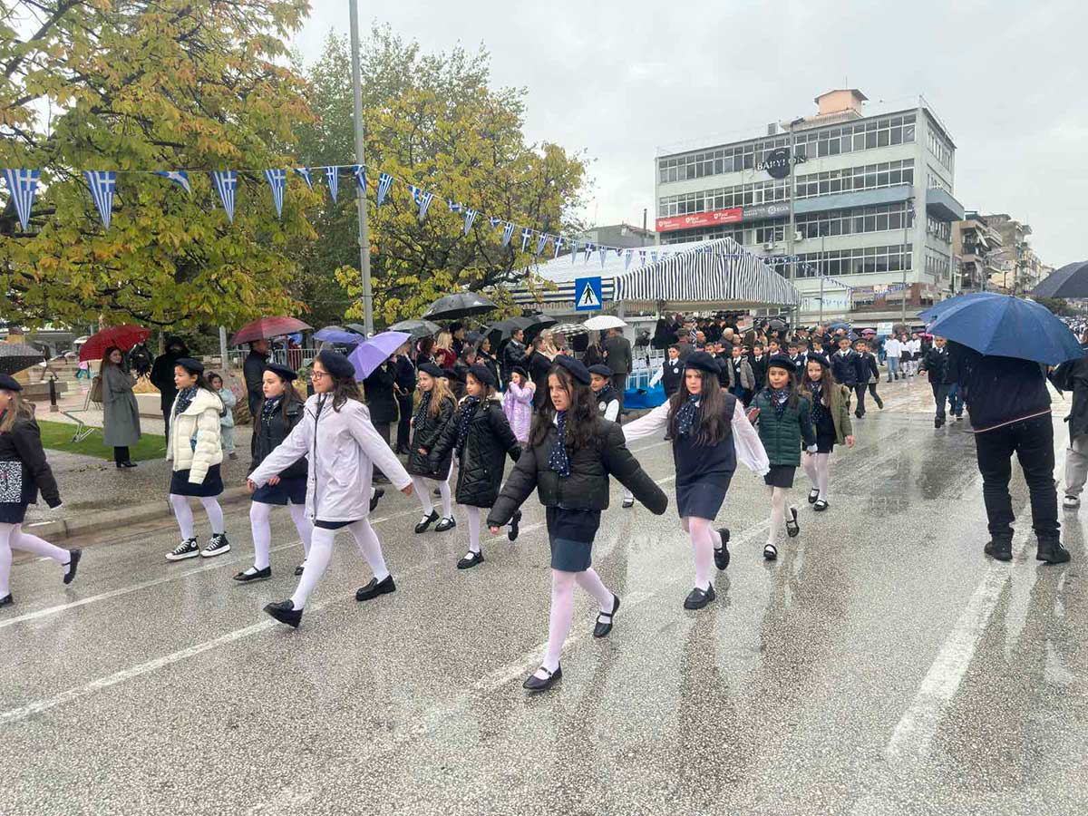 Τρίκαλα: Οι μικροί ήρωες της παρέλασης μέσα στη βροχή