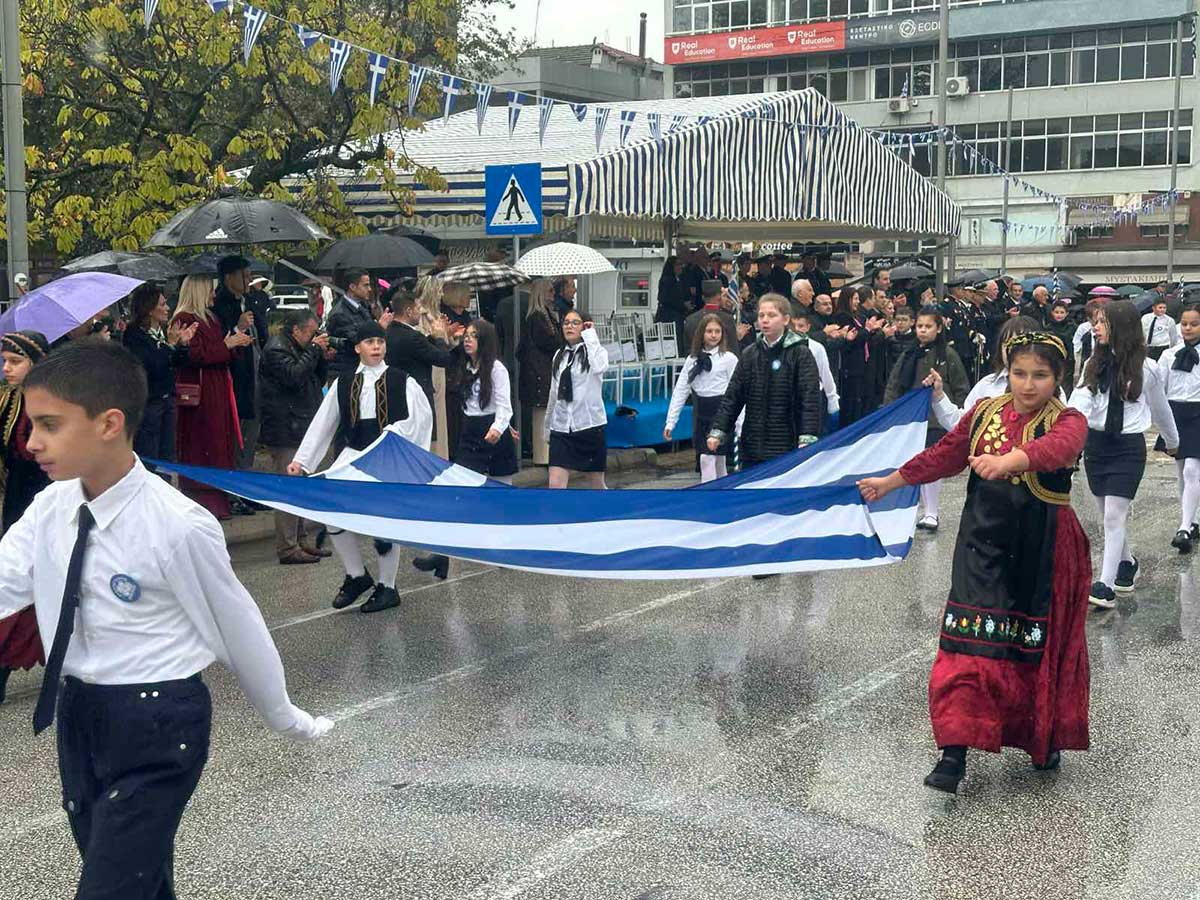 Τρίκαλα: Οι μικροί ήρωες της παρέλασης μέσα στη βροχή
