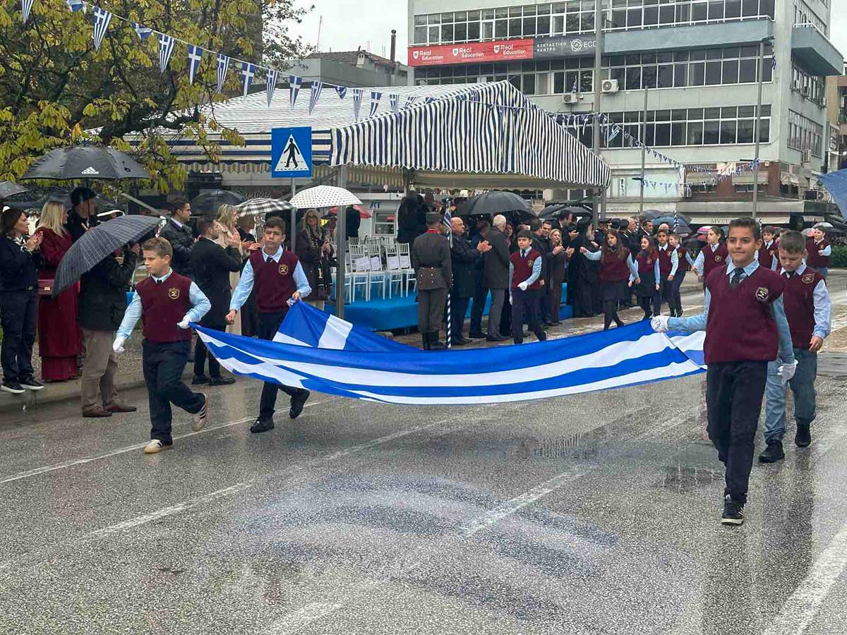 Τρίκαλα: Οι μικροί ήρωες της παρέλασης μέσα στη βροχή