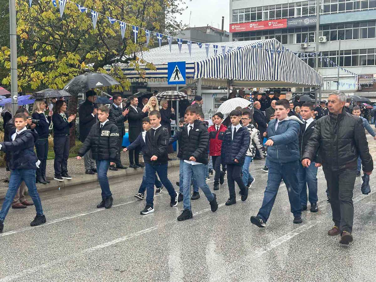 Τρίκαλα: Οι μικροί ήρωες της παρέλασης μέσα στη βροχή