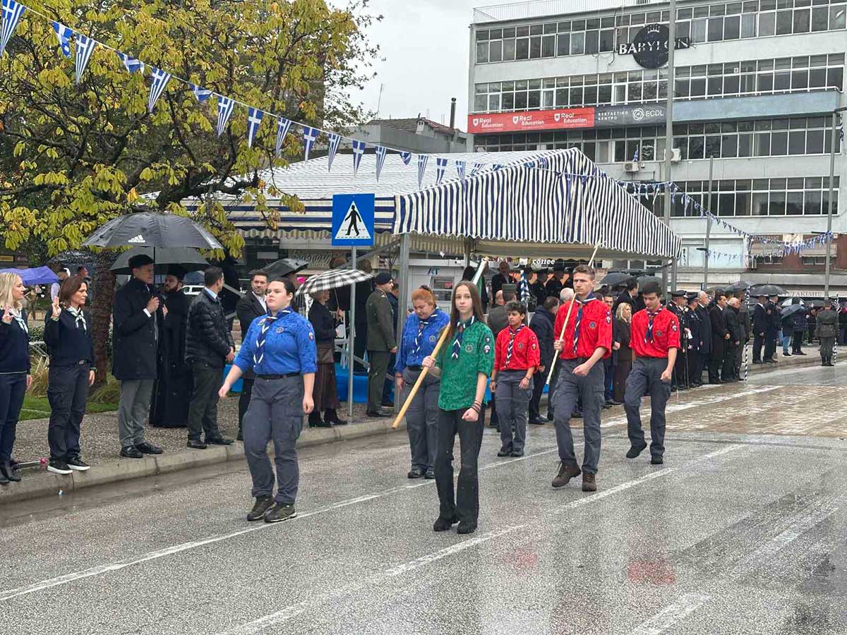 Τρίκαλα: Οι μικροί ήρωες της παρέλασης μέσα στη βροχή
