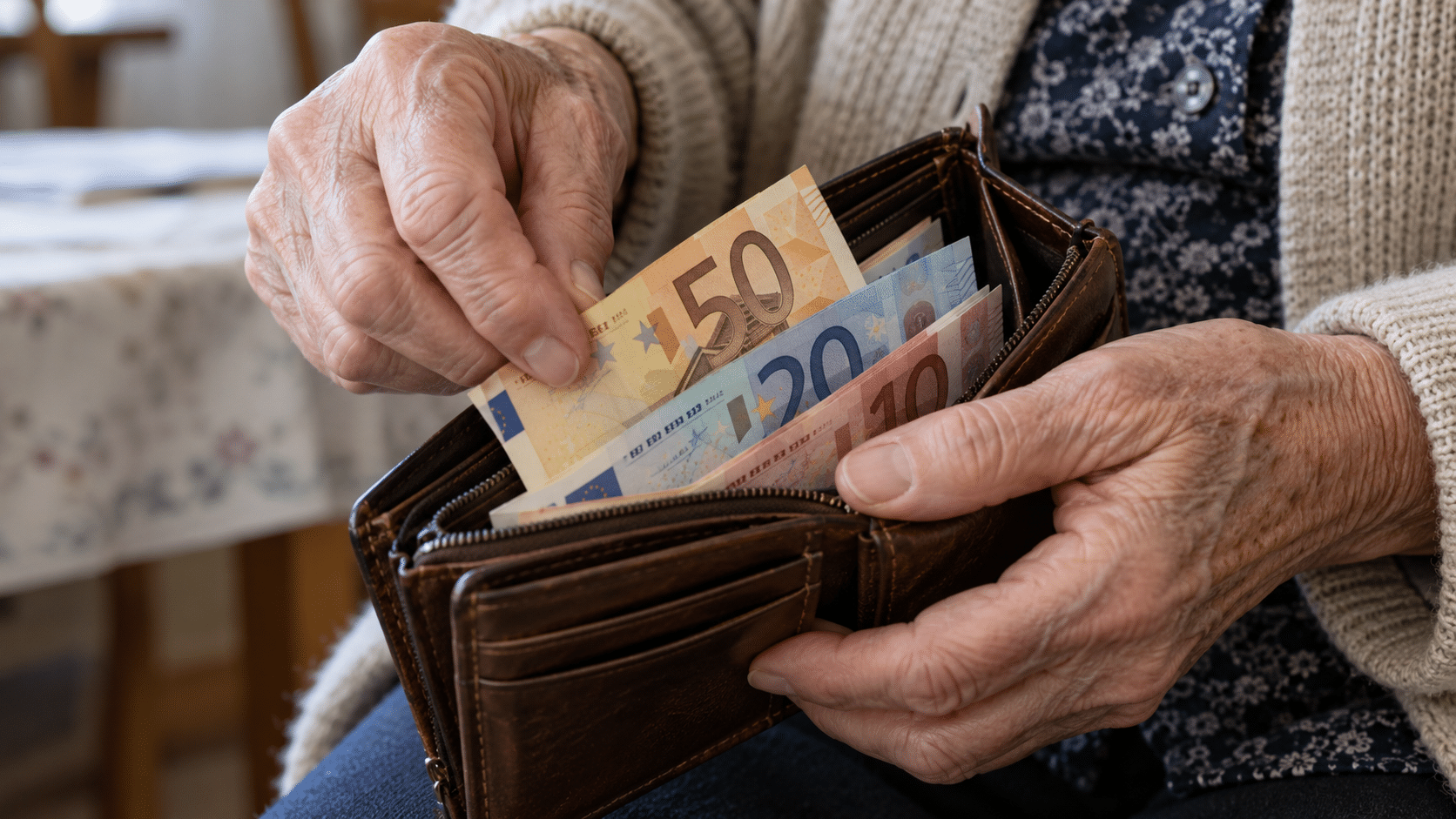 Επίδομα 400 ευρώ χωρίς αίτηση: Ποιοι το δικαιούνται