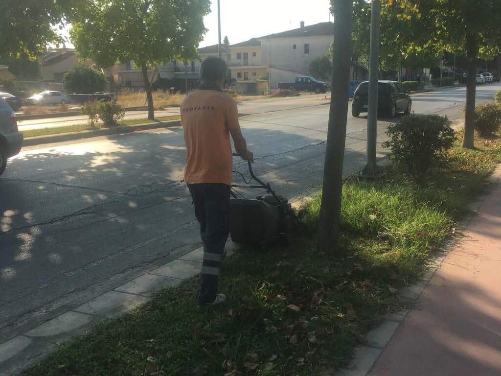 Τρίκαλα: Καθαρισμοί και κλαδεύσεις σε γειτονιές της πόλης