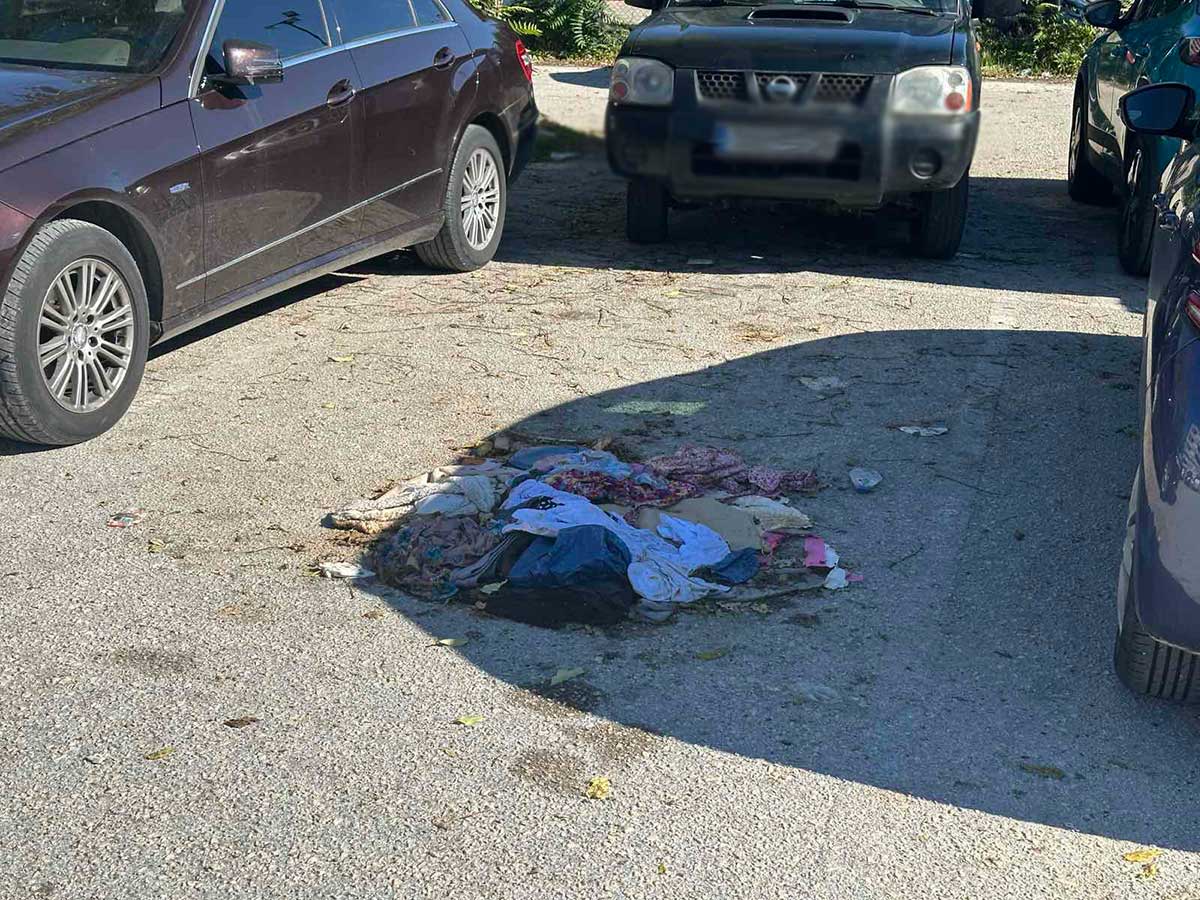 Σκουπίδια στο πάρκινγκ του Νοσοκομείου Τρικάλων