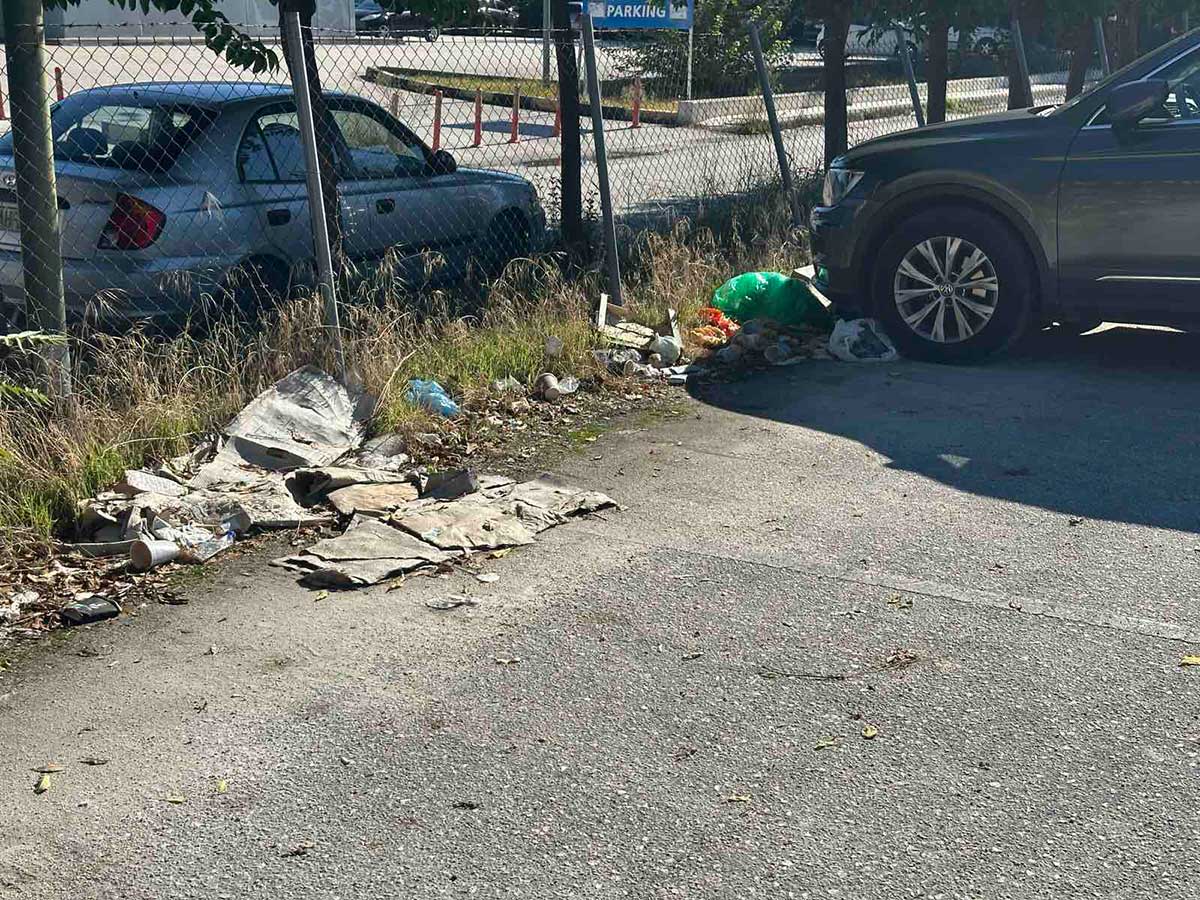 Σκουπίδια στο πάρκινγκ του Νοσοκομείου Τρικάλων