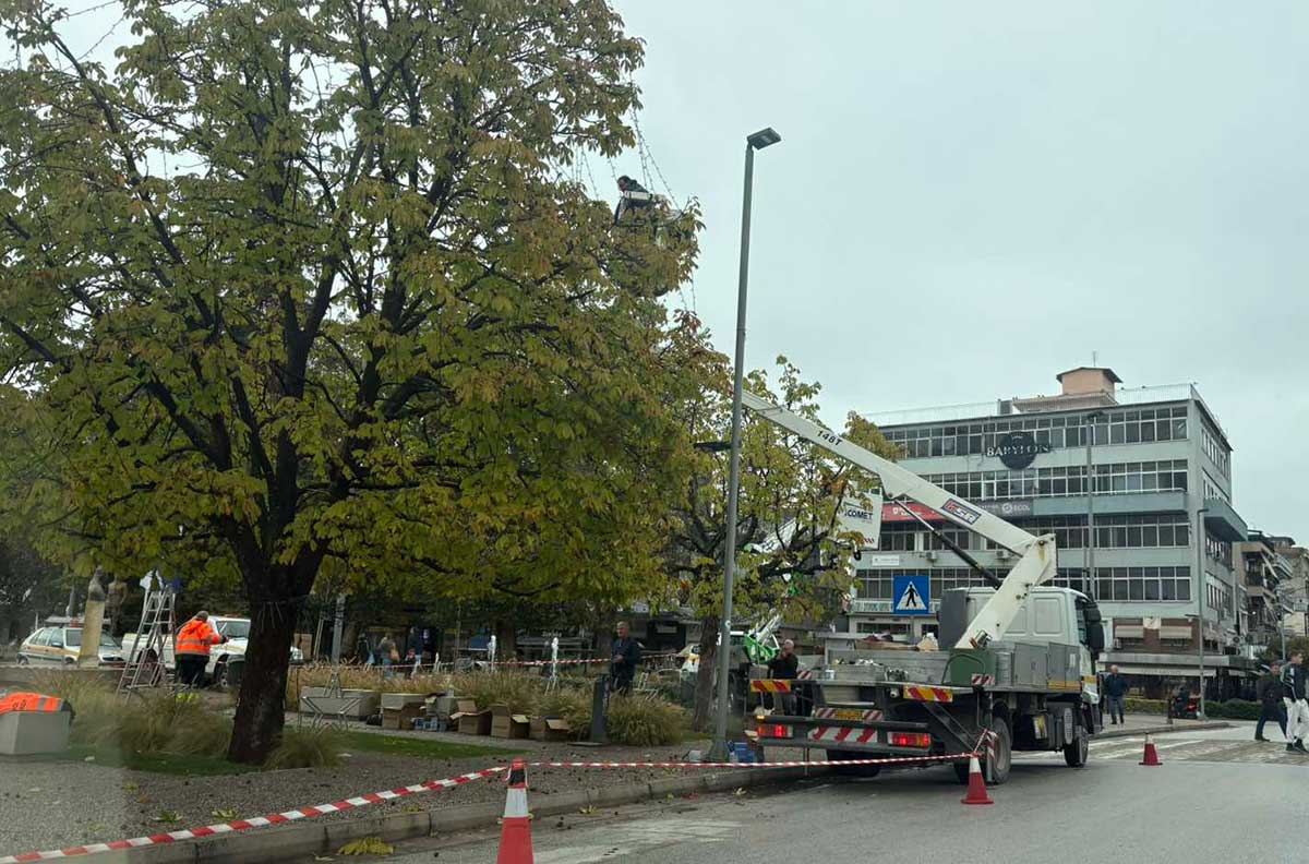 Τρίκαλα: Ο Οκτώβρης ψιχαλίζει, η πλατεία στολίζεται!